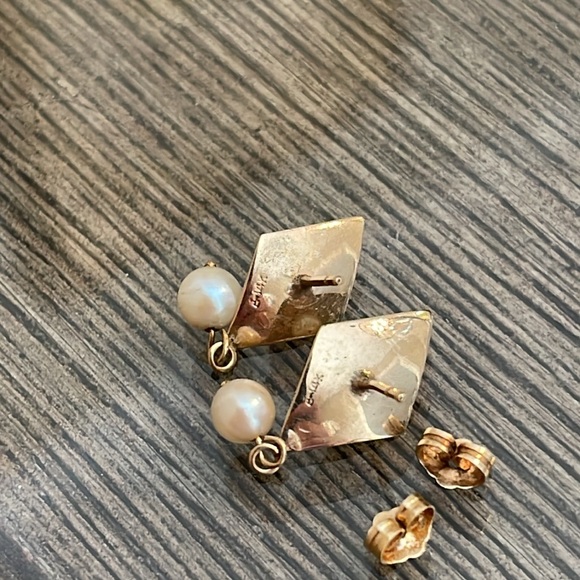 Vintage 14kt Gold Mid Century Modern Pearl Earrings - Picture 7 of 16